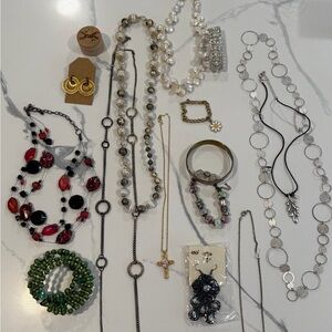 Lot of 16 pieces of costume jewelry